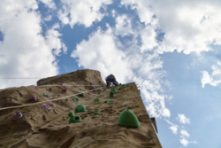 Stefan Lamers klettert an einer Kletterwand