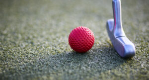 Golfball und Golfschläger